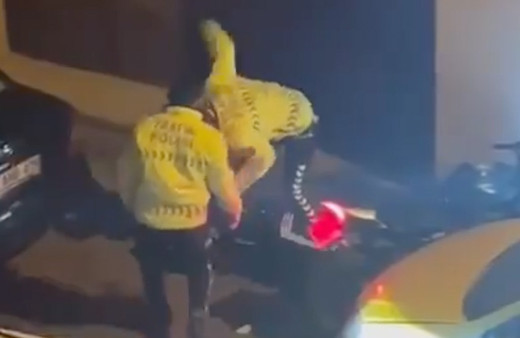 Polisten öldüresiye dayak! Görüntüler gündem oldu, valilik duyurdu: Görevden uzaklaştırıldılar