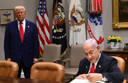 Trump'ın Netanyahu için bir kez daha sandalye çektiği anlar gündem oldu