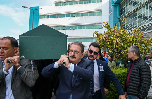 Balkondan düşüp ölen doktor için tören yapıldı! Evdekiler uyanmasın diye...