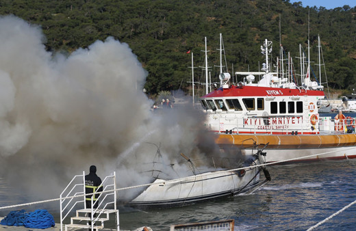 Fethiye'de tekneler yanıyor!Karadan ve denizden müdahale...