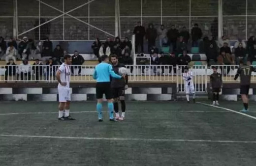 Kocaeli'de hakemlerden sahada anlamlı protesto