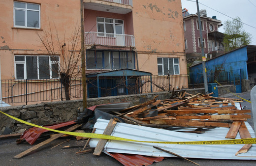 Şiddetli rüzgar kentte hayatı felç etti, çatılar zarar gördü: Vali vatandaşları uyardı