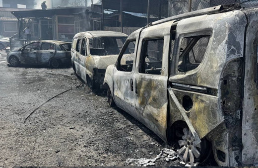 Kimya deposunda büyük yangın! Patlamada otomobiller küle döndü