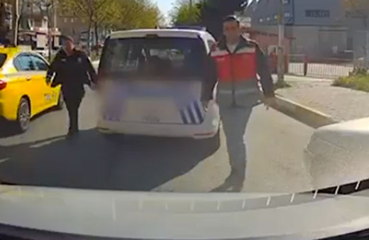Esenyurt'ta trafikte tartıştığı sürücüye 'kafana sıkarım' diyen polis görevden uzaklaştırıldı