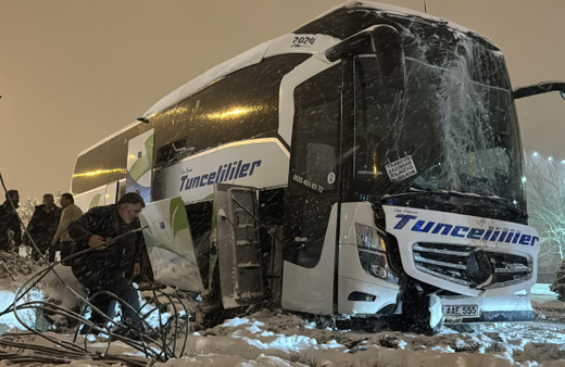 Erzincan'da yolcu otobüsü aydınlatma direğine çarptı
