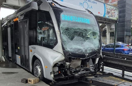 İstanbul'da metrobüsler çarpıştı! Yaralılar var