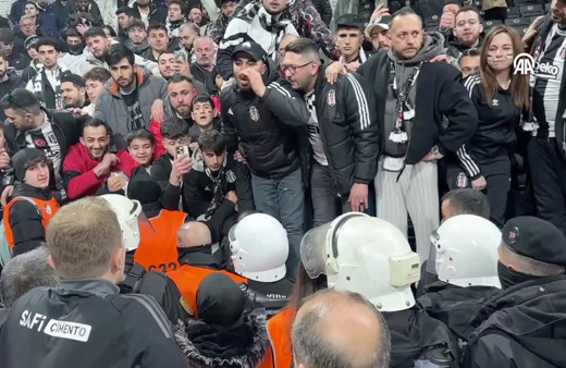 Mağlubiyet sonrası Beşiktaşlı futbolcular stadı terketmeyen taraftardan böyle özür diledi