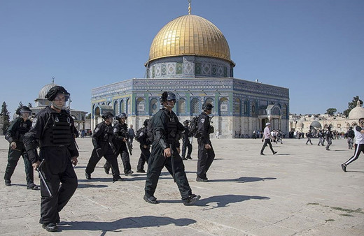 Fanatik Yahudiler İsrail polisi eşliğinde Mescid-i Aksa'ya baskın düzenledi