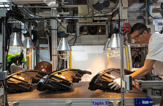 Stellantis ve Valeo Avrupa'nın yeniden üretilen ilk LED farını tanıttı