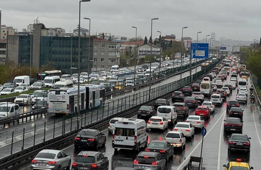 İstanbul'da haftanın ilk iş gününde trafik yoğunluğu yüzde 63'e çıktı