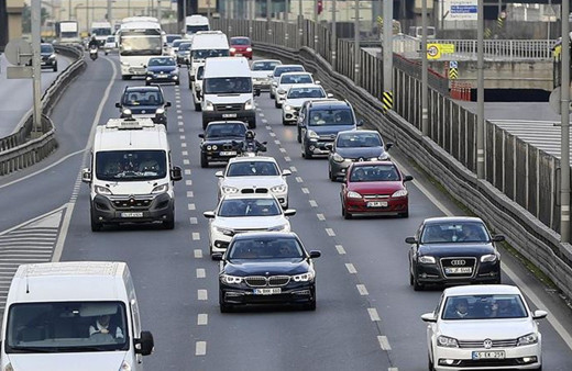 Sağ şerit boşken orta şeridi kullanan sürücülere ceza mı kesilecek? DMM'den açıklama
