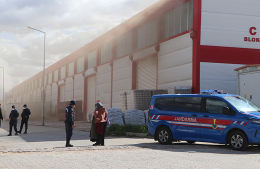 Diyarbakır'da yangın! 3 depoyu alevler sardı