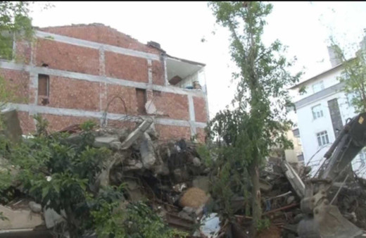 Kentsel dönüşüm kapsamında yıkılan binada skandal görüntü