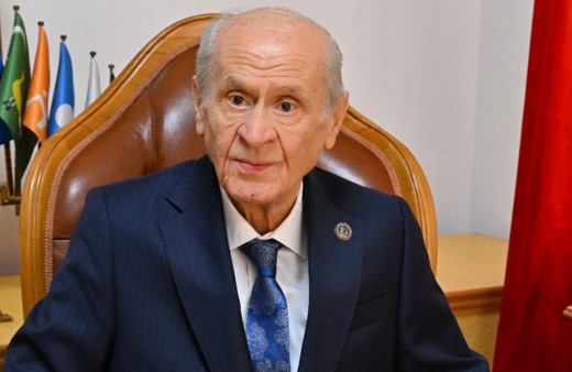 Bahçeli'ye dikkat çeken hediye! Tüm liderleri mat etti