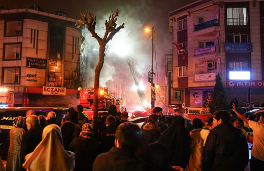 Başakşehir'de iş merkezinde çıkan yangın 4 katlı binaya sıçradı