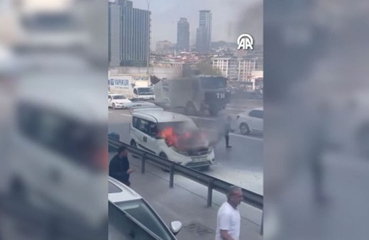 Kadıköy'de yanan araç TOMA ile söndürüldü
