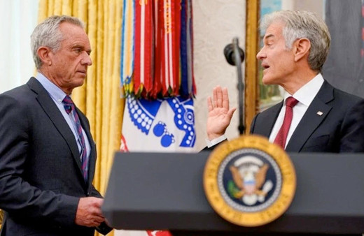 Dr. Mehmet Öz İncil'e basarak yemin etti resmen görevine başladı