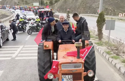 Özgür Özel, Yozgat'ta miting alanına traktörle gitti