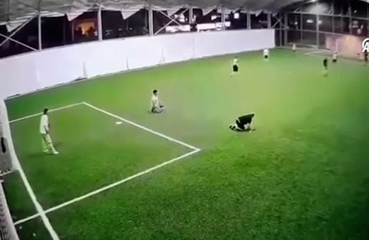 Adana'da halı sahada fenalaşan kişi hayatını kaybetti! O anlar kamerada