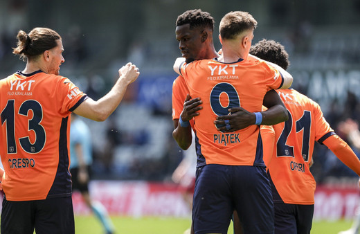 Başakşehir Gaziantep'i yenerek galibiyet serisini 4 maça çıkardı! Kırmızı kartlar havada uçuştu