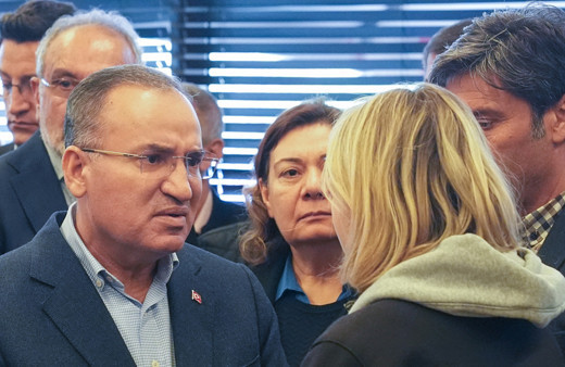 Bekir Bozdağ'dan, Önder'in tedavi gördüğü hastaneye ziyaret