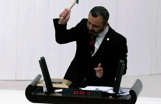 Cep telefonu kıran eski vekile 10 bin 800 lira ceza