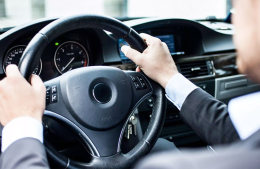 Aracının tavanına insan düştü sürücü hayatının şokunu yaşadı