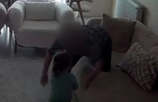 Aydın'da 2 yaşındaki bebeğe bakıcı şiddeti kamerada