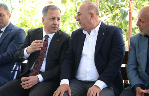 İçişleri Bakanı Ali Yerlikaya'dan Mevlüt Çavuşoğlu'na taziye ziyareti