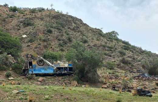 Kamyonet uçuruma devrildi! Feci kazada çok sayıda kişi öldü