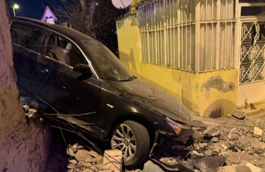 Araç bahçe duvarına daldı, sürücü aracı bırakıp kaçtı