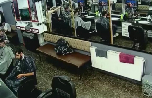 Berber dükkanında deprem paniği! Can havliyle dışarı kaçtılar, o anlar kameraya yansıdı