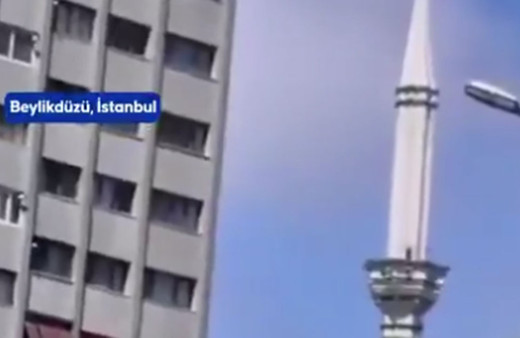 Beylikdüzü'nde deprem anında Fatih Sultan Mehmet Cami’nin minaresi sallandı