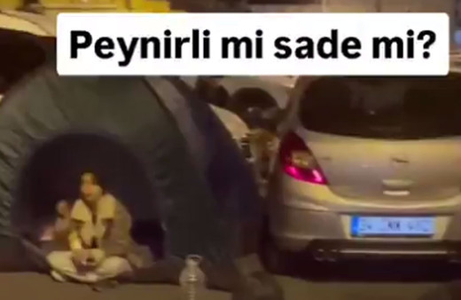 Esenler'de ev kadınları geceyi sokakta geçirenlere gözleme yaptı