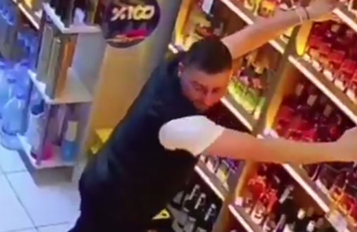 Deprem sırasında kaçmadı dükkandaki içki şişelerini böyle tuttu