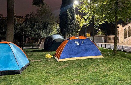 İstanbul'da deprem korkusuyla evlerine girmeyenler cami bahçelerinde geceyi cadırda geçirdi