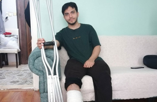 Deprem sırasında evin penceresinden atlayan genç konuştu