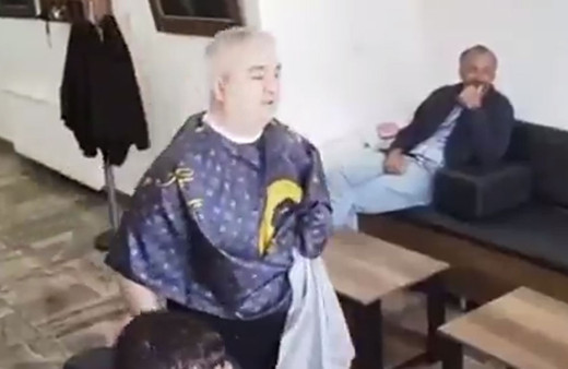 Depreme berber dükkanında yakalanan müşterinin sakinliği şaşırttı