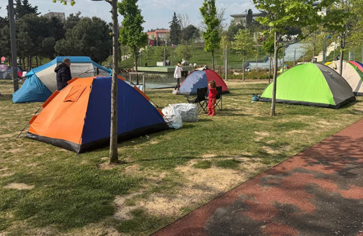 Deprem endişesi yaşayan vatandaşlar parklarda kalmaya devam ediyor