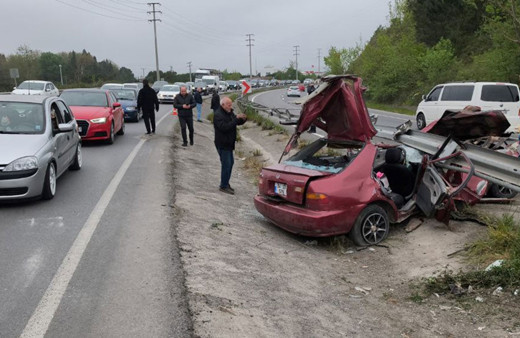 Sakarya'da kontrolden çıkan araç bariyerlere saplandı