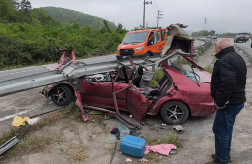 Sakarya'da feci kaza! Araç hurdaya döndü, araçtakiler ise...