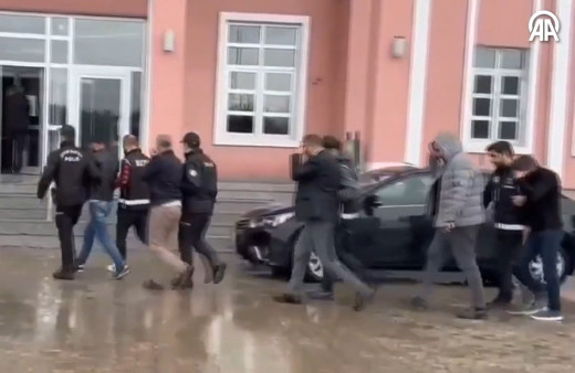 Ehliyet sınavına girecek adaylara kopya düzeneği yerleştiren 8 şüpheli yakalandı