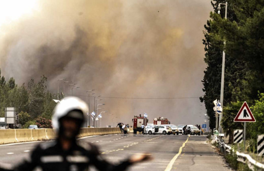 Kudüs-Tel Aviv hattında dev yangın: 7 bin kişi tahliye edildi