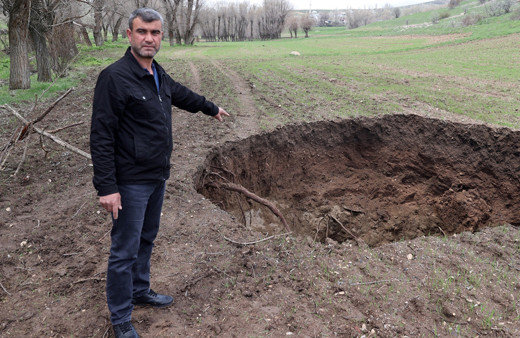 Sivas'ta tarlasına giden köylü şoke oldu 7 metreye 8 metre çapında obruk