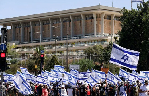 İsrail Meclisinin önünde kefene sarılmış temsili cenazeli eylem