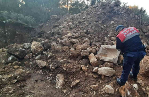 Emeklilik dilekçesini veren vali ile emekli albay kaçak kazı yaparken yakalandı!