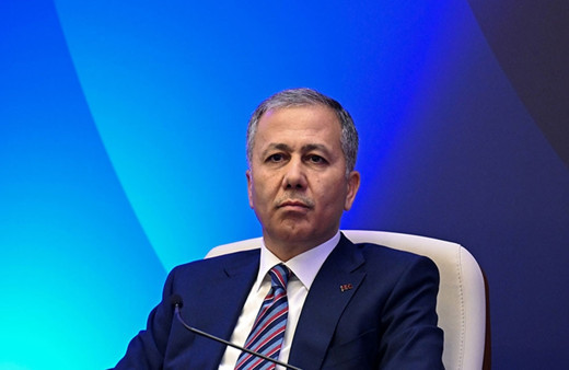 Bakan Yerlikaya'dan otobüsü polisin üzerine süren şoföre tepki