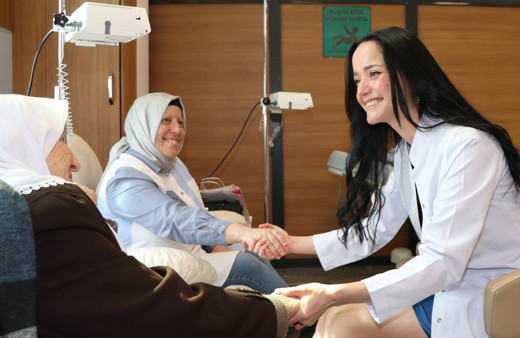 Kanser hastaları "kahkaha yogası" ile kemoterapiye moralli giriyor