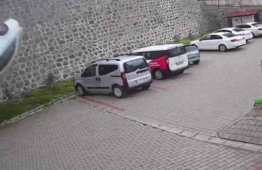 Ordu'daki korkunç ölüm kamerada! İstinat duvarından aşağıya düştü...