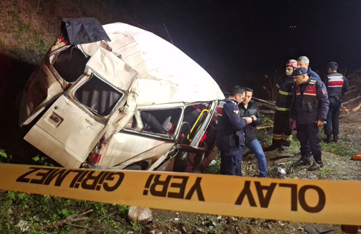 Samsun'da minibüs şarampole devrildi: 1 kişi ölü 4 yaralı